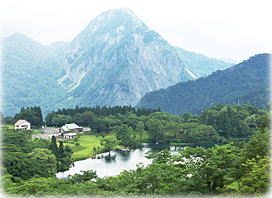 画像:明星山と高浪の池