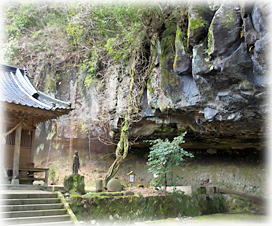 画像:八女津媛神社の岩屋