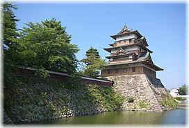 画像：再建された高島城天守閣