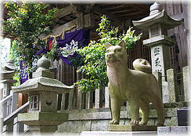 画像:イヌの石像