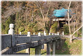 画像:稲岡観音堂参道の石橋