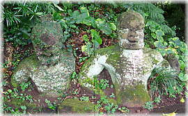 画像:鬼丸神社の仁王石像第二
