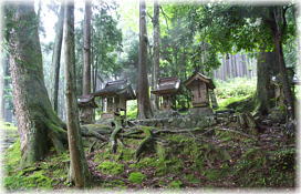画像:山口神社境内の小祠群