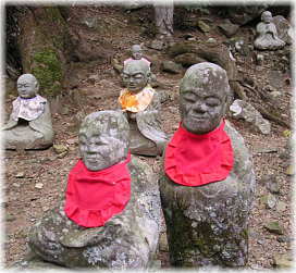 画像:方広寺参道の羅漢像